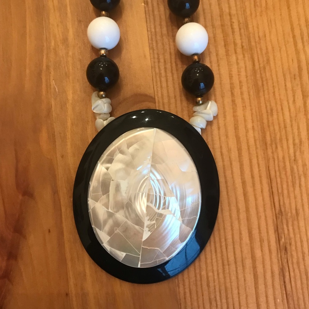 Black&white mother of pearl bead necklace - Picture 2 of 4